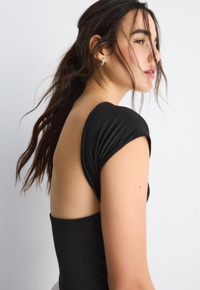 Tričko s otevřenými zády