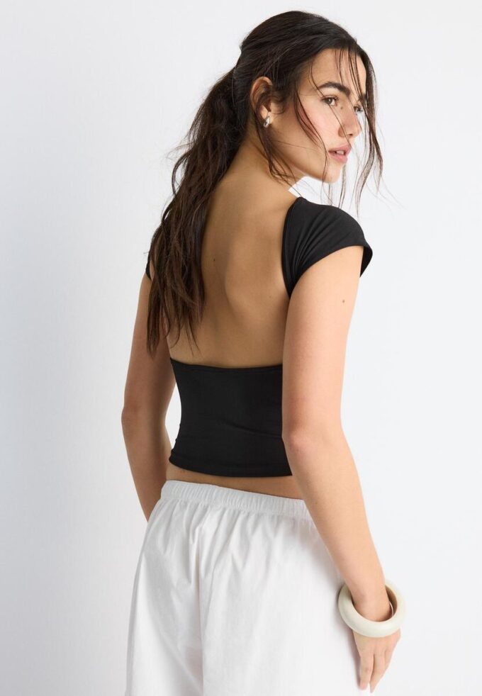 Tričko s otevřenými zády