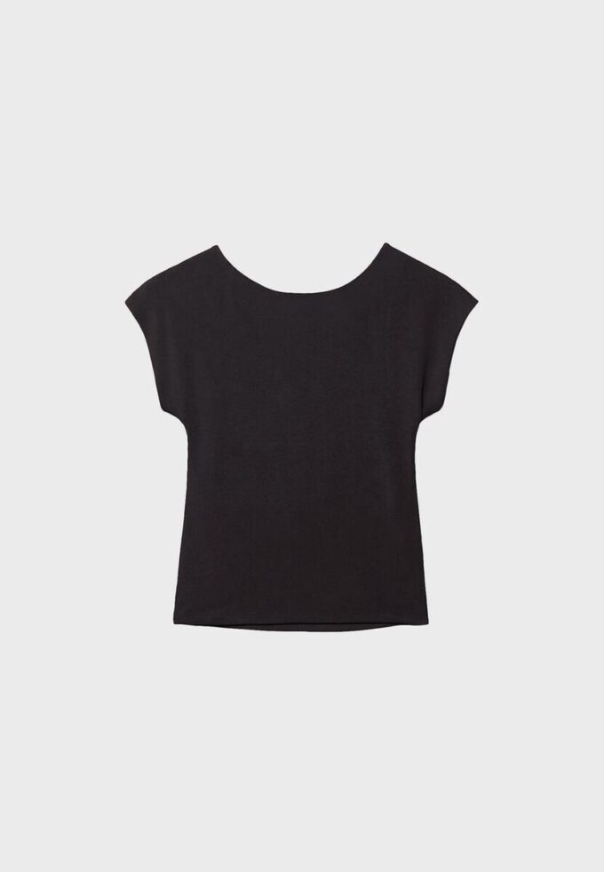 Tričko s otevřenými zády