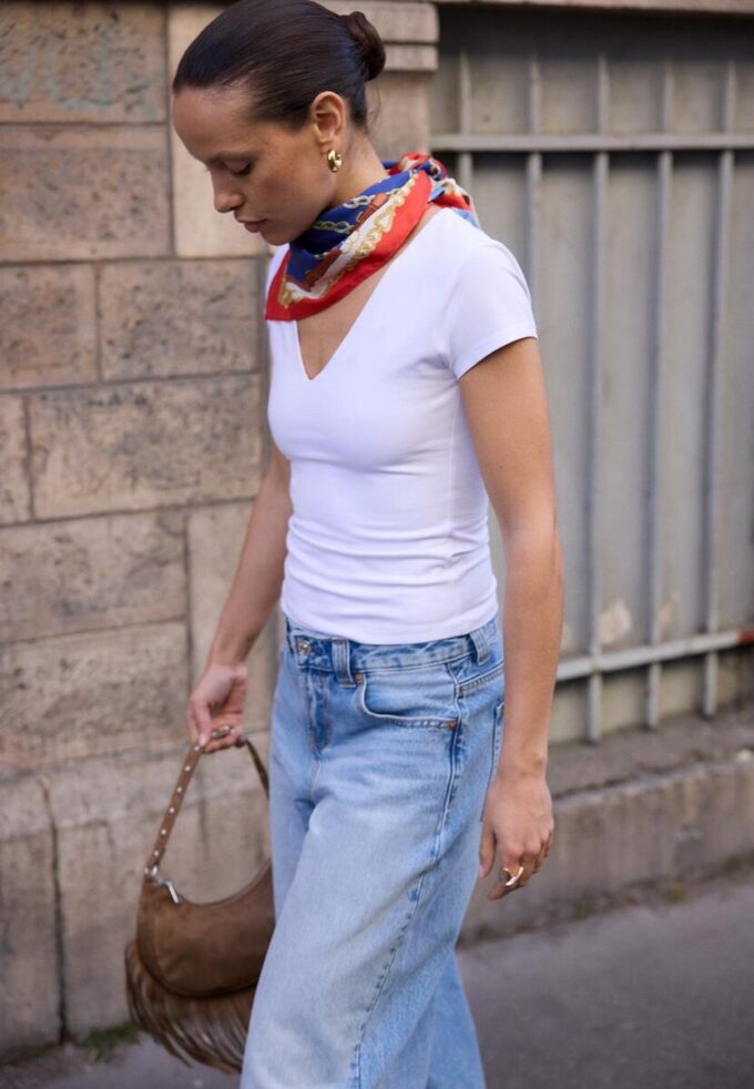 Tričko s výstřihem do V a krátkými rukávy v kraťasech