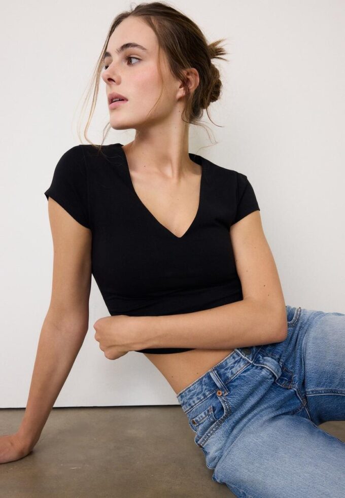 Tričko s výstřihem do V a krátkými rukávy v kraťasech