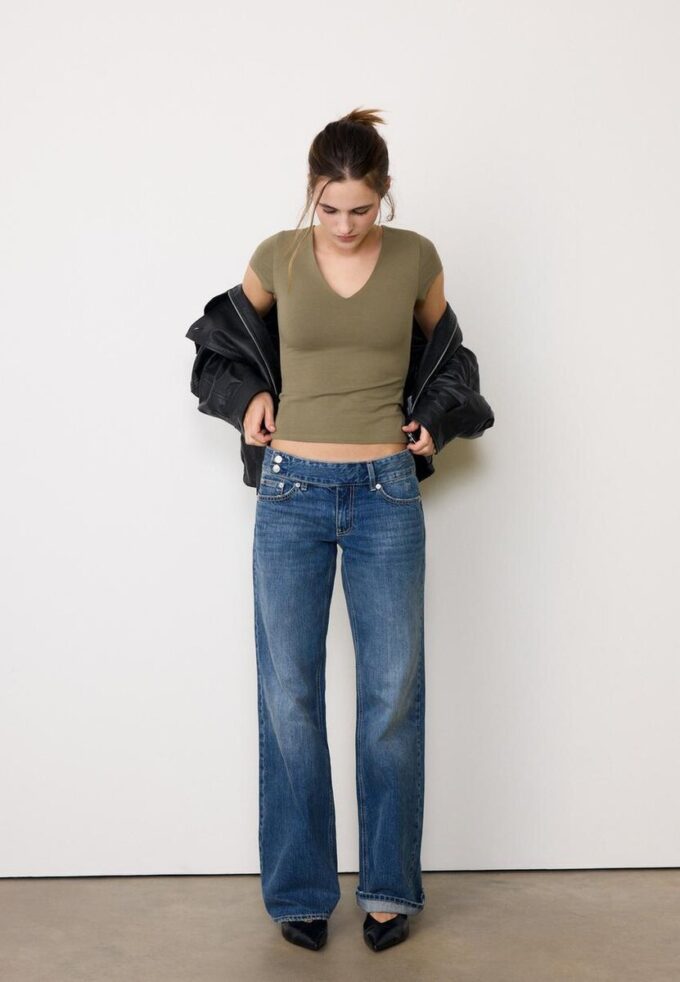 Tričko s výstřihem do V a krátkými rukávy v kraťasech