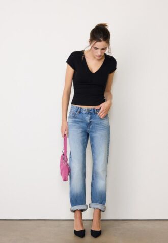 Tričko s výstřihem do V a krátkými rukávy v kraťasech