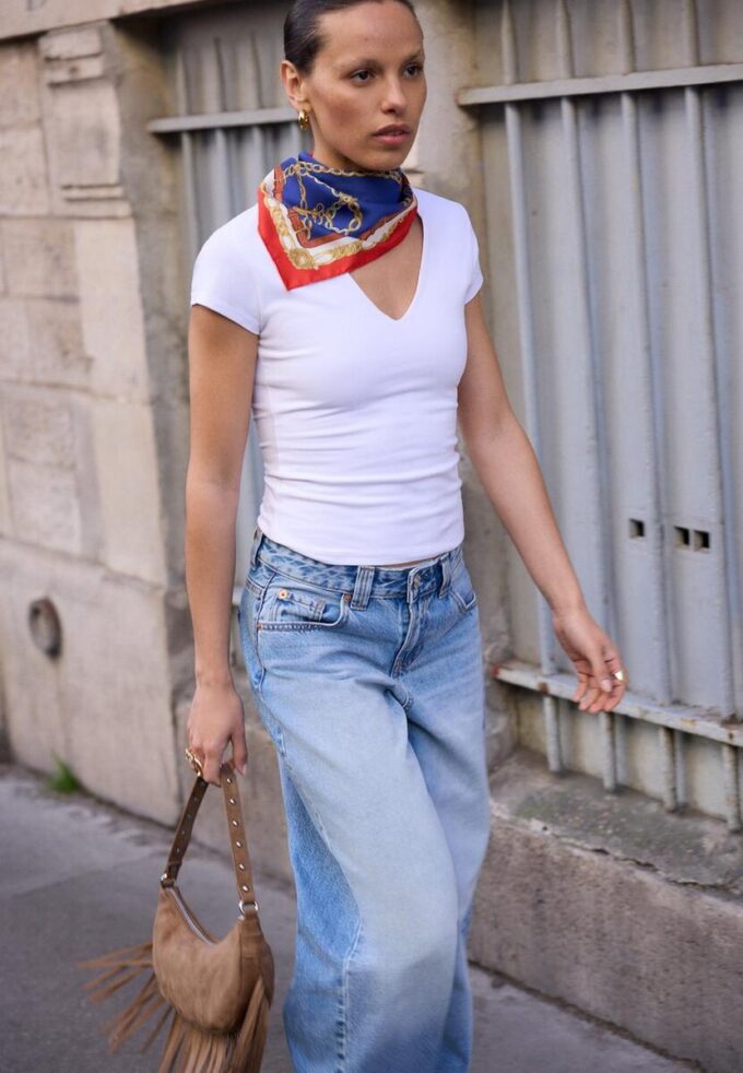 Tričko s výstřihem do V a krátkými rukávy v kraťasech