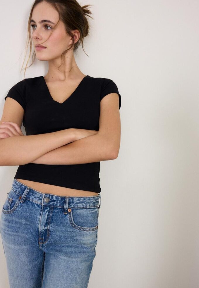 Tričko s výstřihem do V a krátkými rukávy v kraťasech