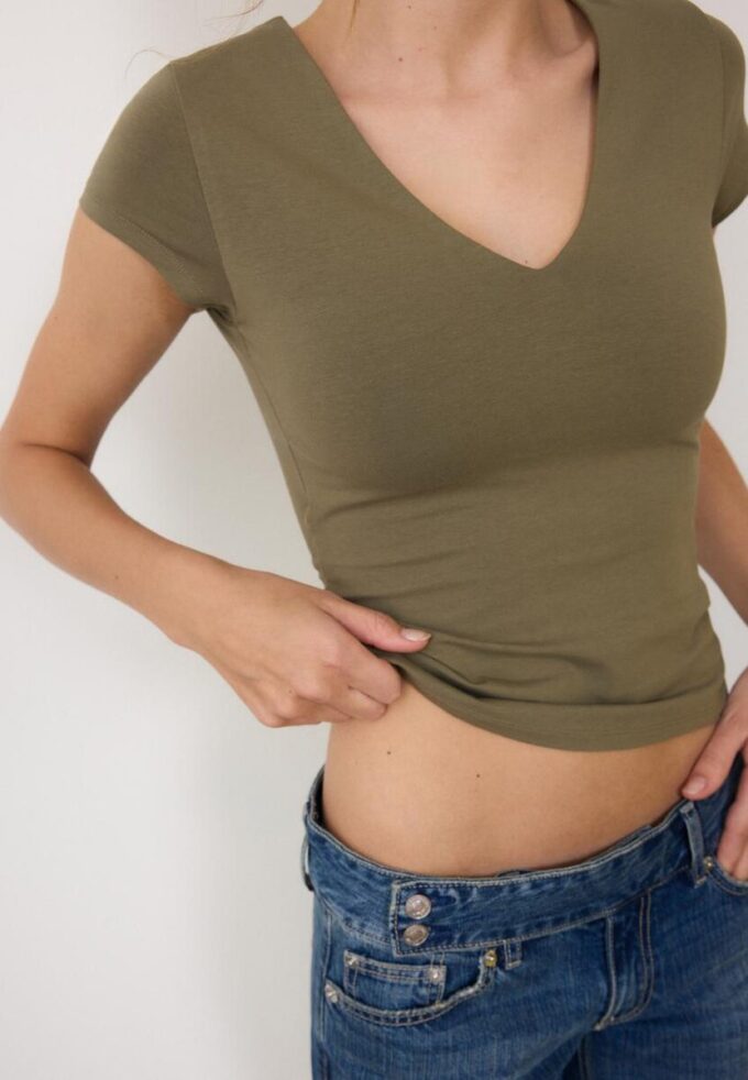 Tričko s výstřihem do V a krátkými rukávy v kraťasech