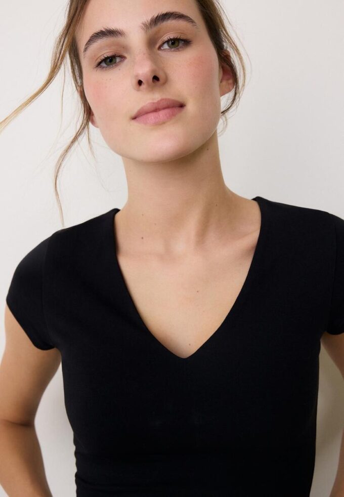 Tričko s výstřihem do V a krátkými rukávy v kraťasech