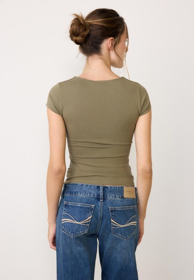 Tričko s výstřihem do V a krátkými rukávy v kraťasech