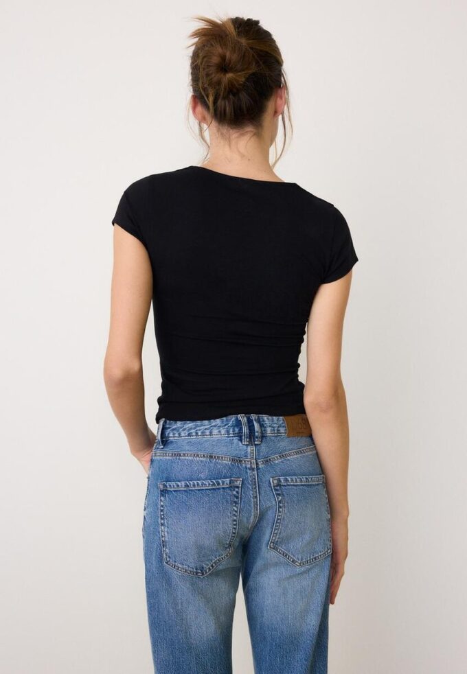 Tričko s výstřihem do V a krátkými rukávy v kraťasech