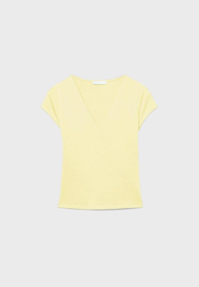 Tričko s výstřihem do V a krátkými rukávy v kraťasech