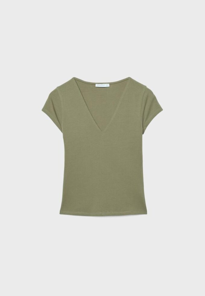 Tričko s výstřihem do V a krátkými rukávy v kraťasech