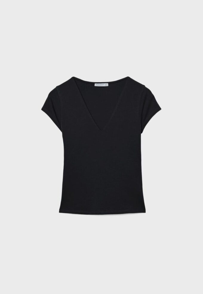 Tričko s výstřihem do V a krátkými rukávy v kraťasech