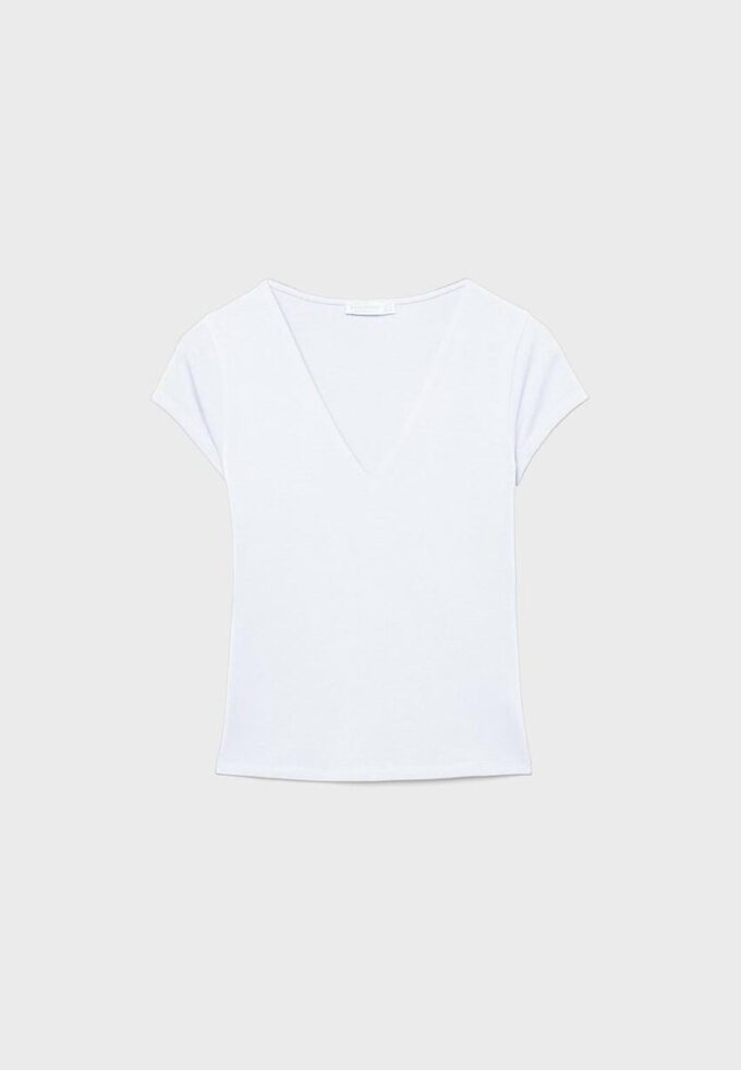 Tričko s výstřihem do V a krátkými rukávy v kraťasech