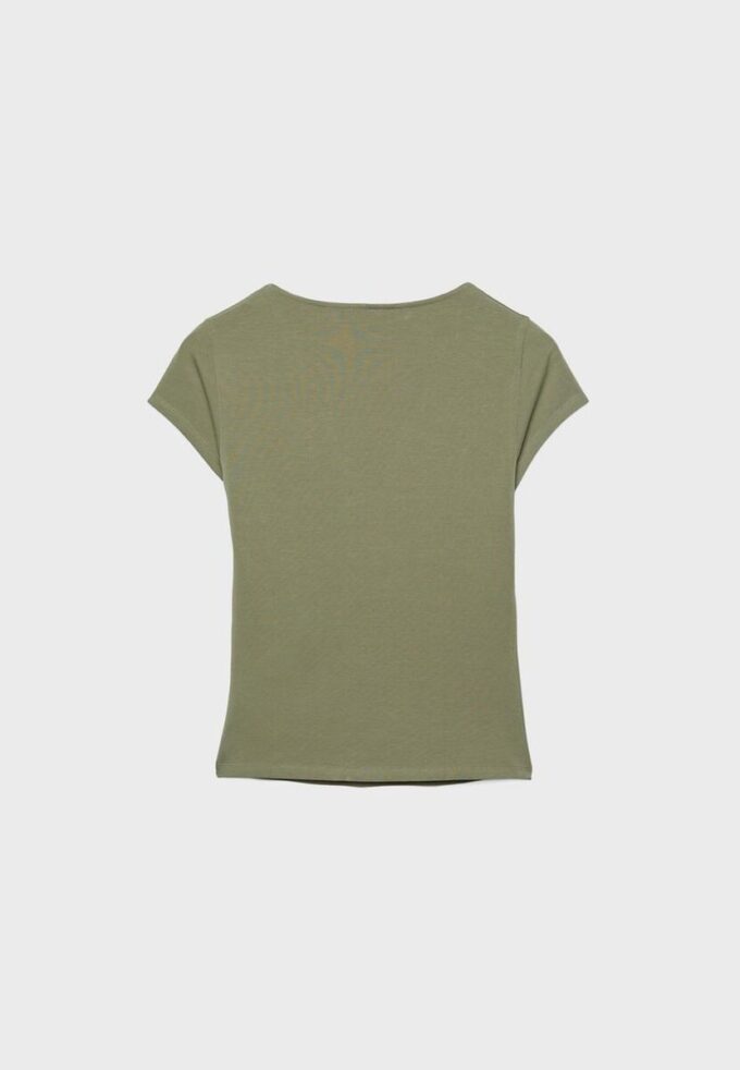 Tričko s výstřihem do V a krátkými rukávy v kraťasech