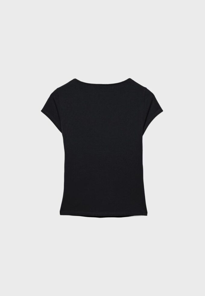 Tričko s výstřihem do V a krátkými rukávy v kraťasech