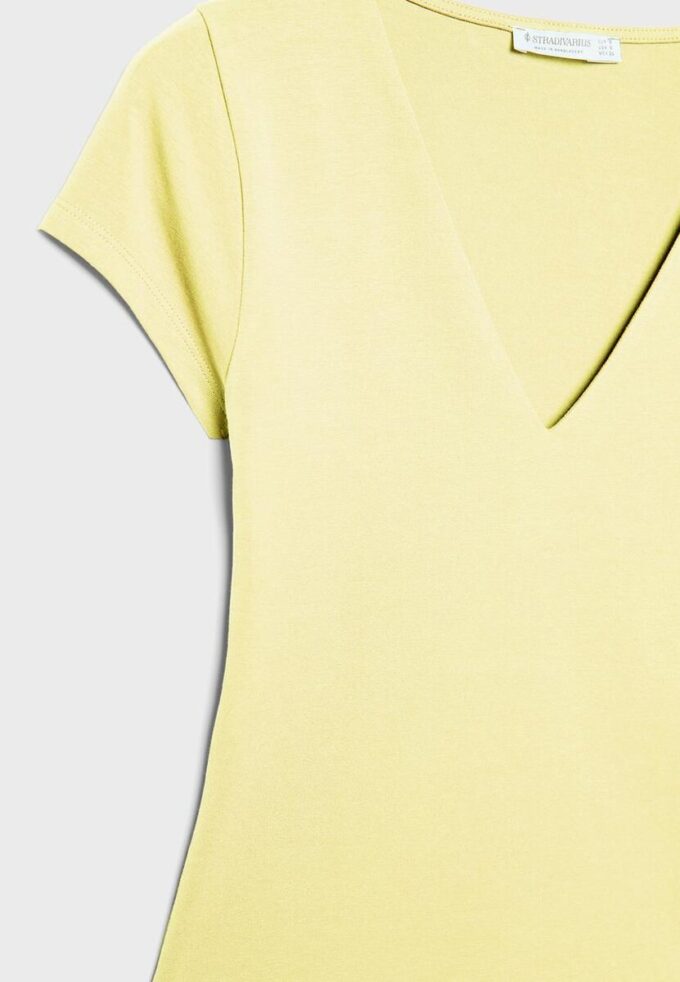 Tričko s výstřihem do V a krátkými rukávy v kraťasech