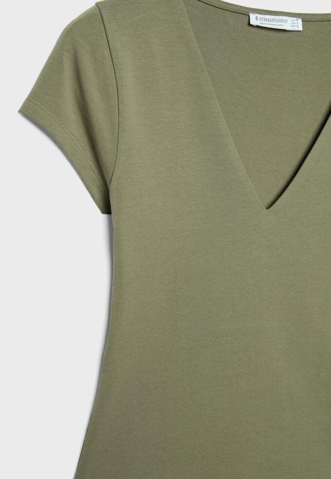 Tričko s výstřihem do V a krátkými rukávy v kraťasech