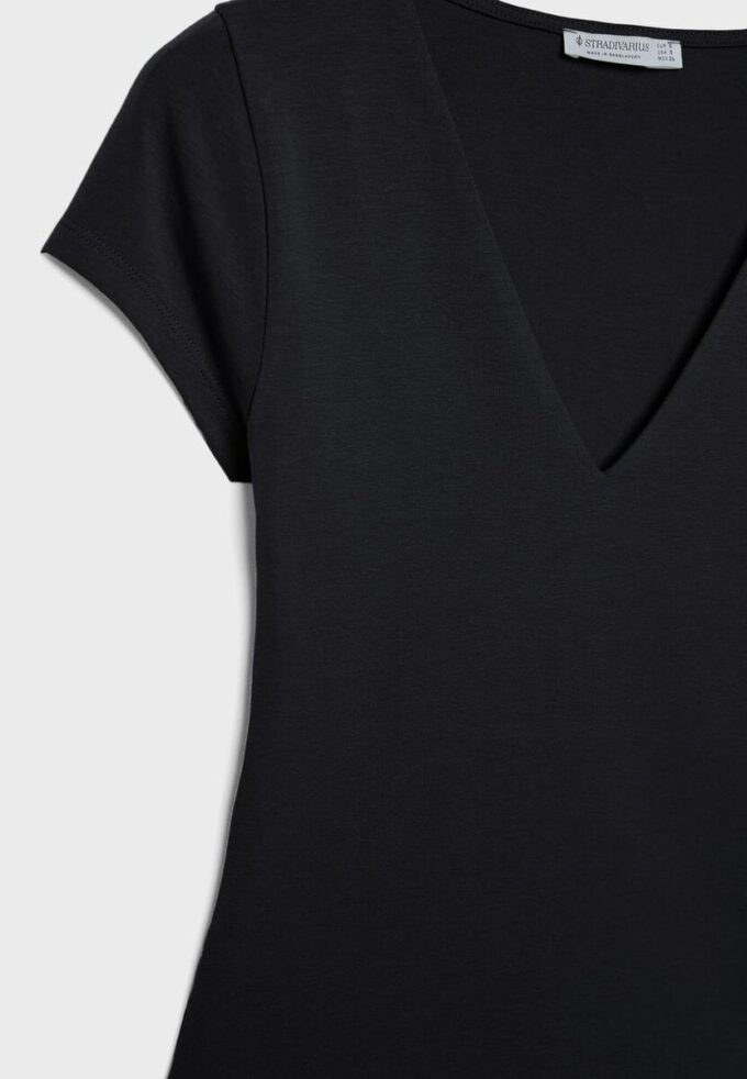 Tričko s výstřihem do V a krátkými rukávy v kraťasech