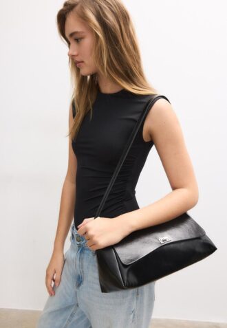 Velká kabelka přes rameno s klopou