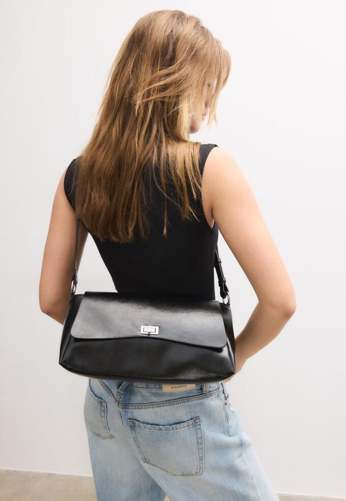 Velká kabelka přes rameno s klopou