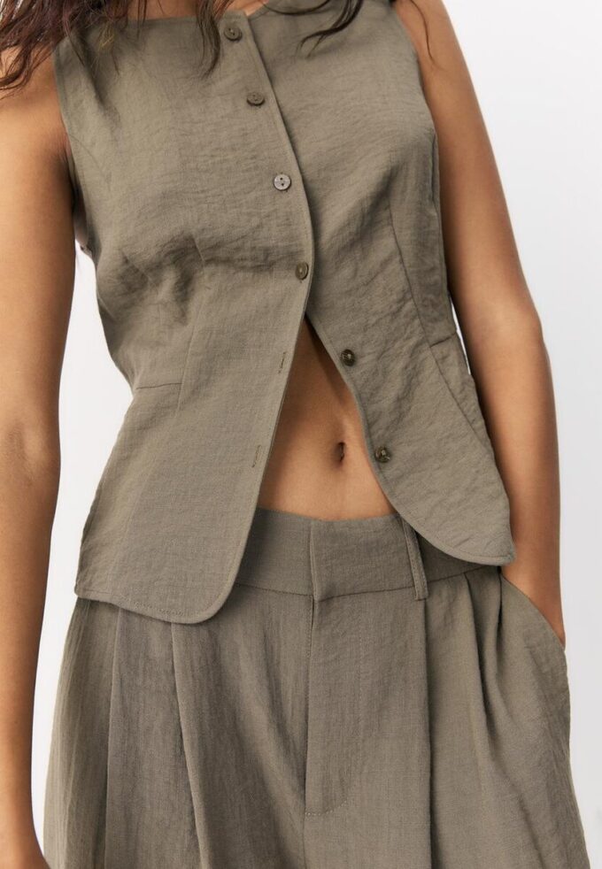 Vesta na knoflíky Vesta na knoflíky