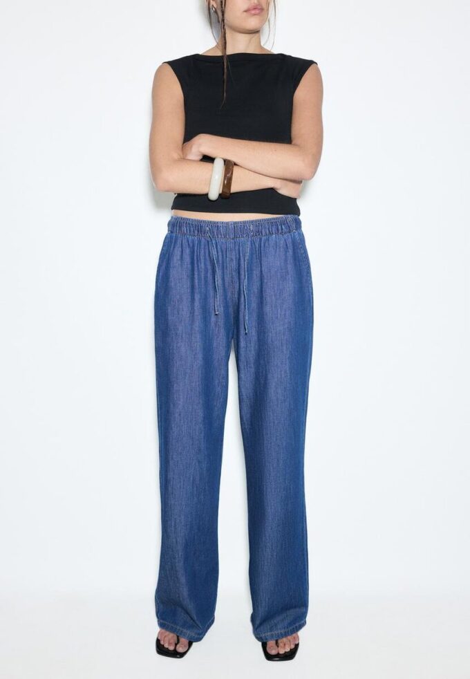 Volné džínové kalhoty se stahovací šňůrkou Volné džínové kalhoty se stahovací šňůrkou
