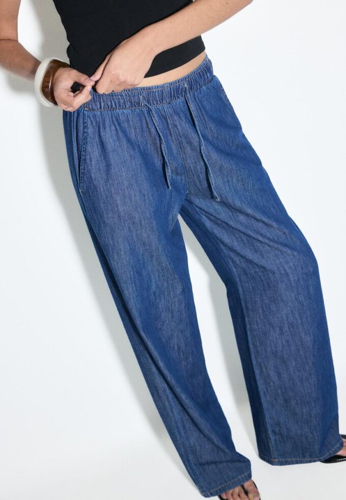 Volné džínové kalhoty se stahovací šňůrkou Volné džínové kalhoty se stahovací šňůrkou