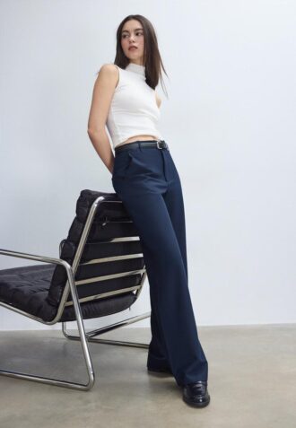 Volné elegantní kalhoty s rovnými nohavicemi a páskem