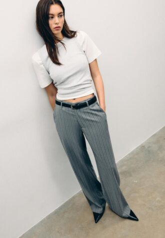 Volné elegantní kalhoty s rovnými nohavicemi a páskem