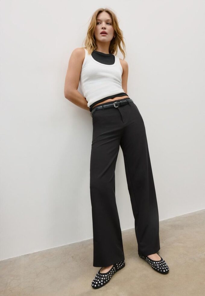Volné elegantní kalhoty s rovnými nohavicemi a páskem Volné elegantní kalhoty s rovnými nohavicemi a páskem