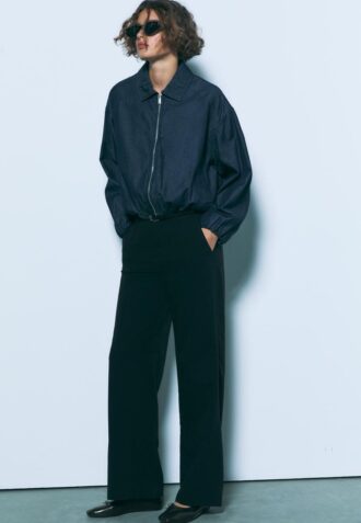 Volné elegantní kalhoty s rovnými nohavicemi a páskem