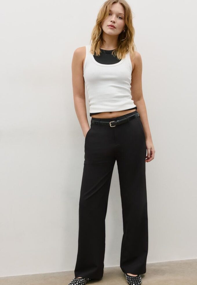 Volné elegantní kalhoty s rovnými nohavicemi a páskem Volné elegantní kalhoty s rovnými nohavicemi a páskem