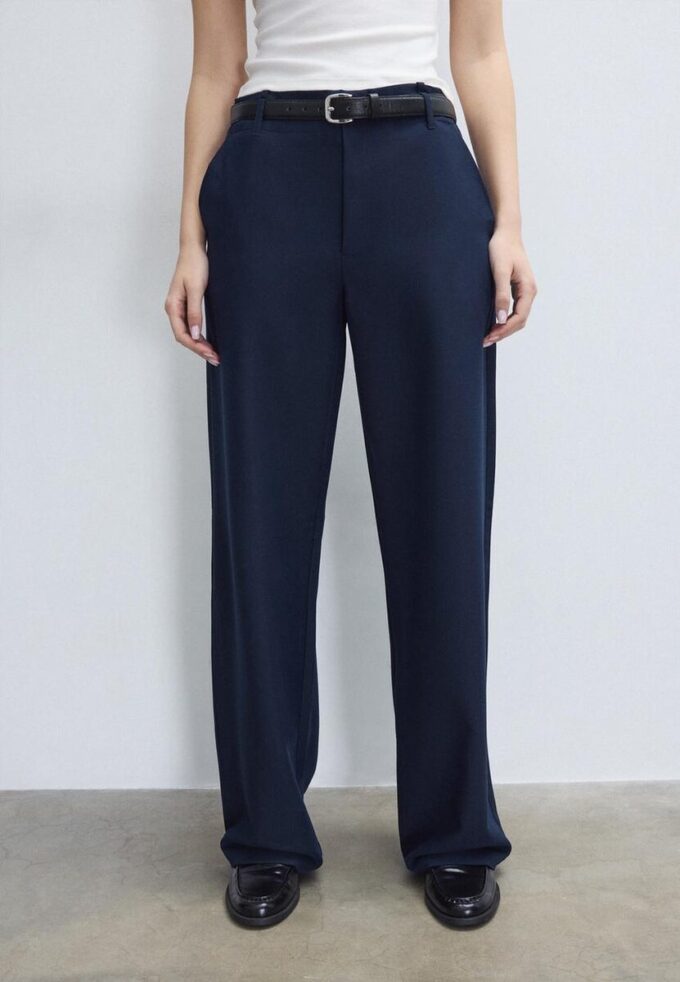 Volné elegantní kalhoty s rovnými nohavicemi a páskem Volné elegantní kalhoty s rovnými nohavicemi a páskem