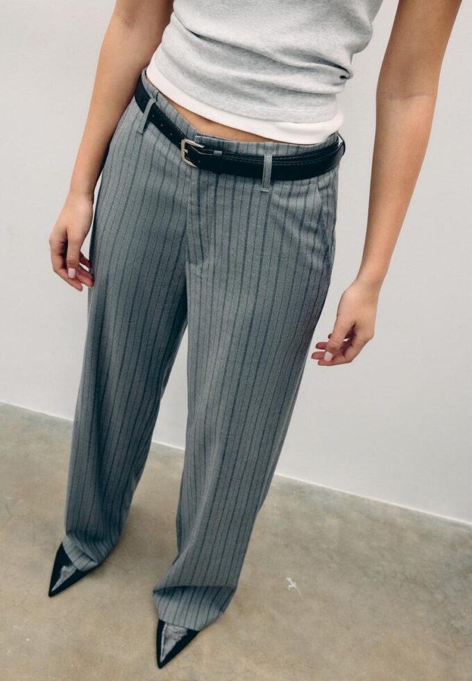 Volné elegantní kalhoty s rovnými nohavicemi a páskem Volné elegantní kalhoty s rovnými nohavicemi a páskem