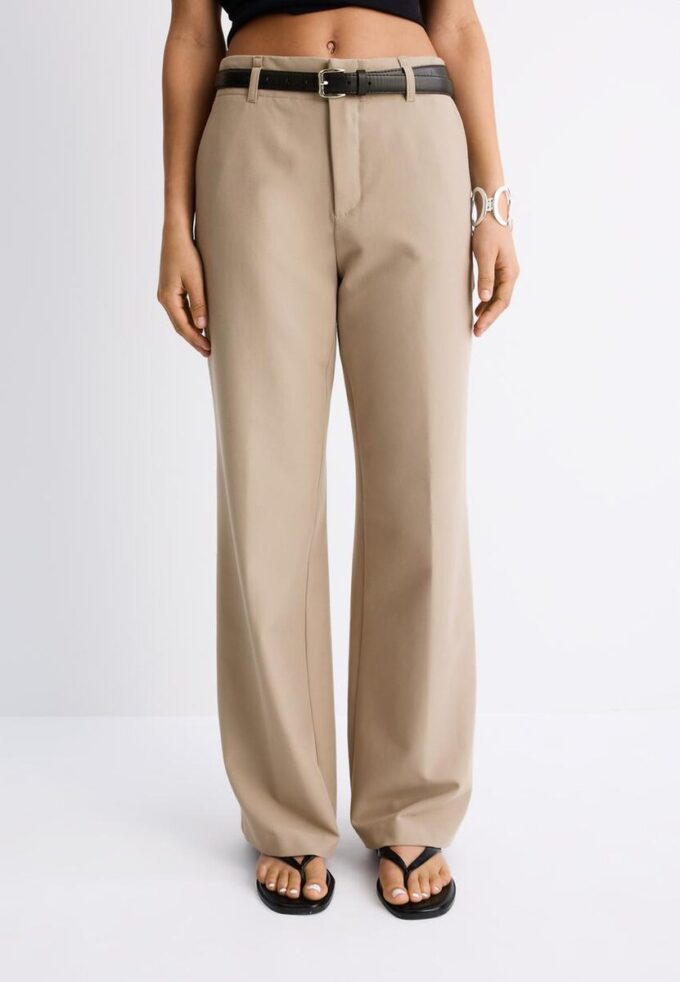Volné elegantní kalhoty s rovnými nohavicemi a páskem Volné elegantní kalhoty s rovnými nohavicemi a páskem