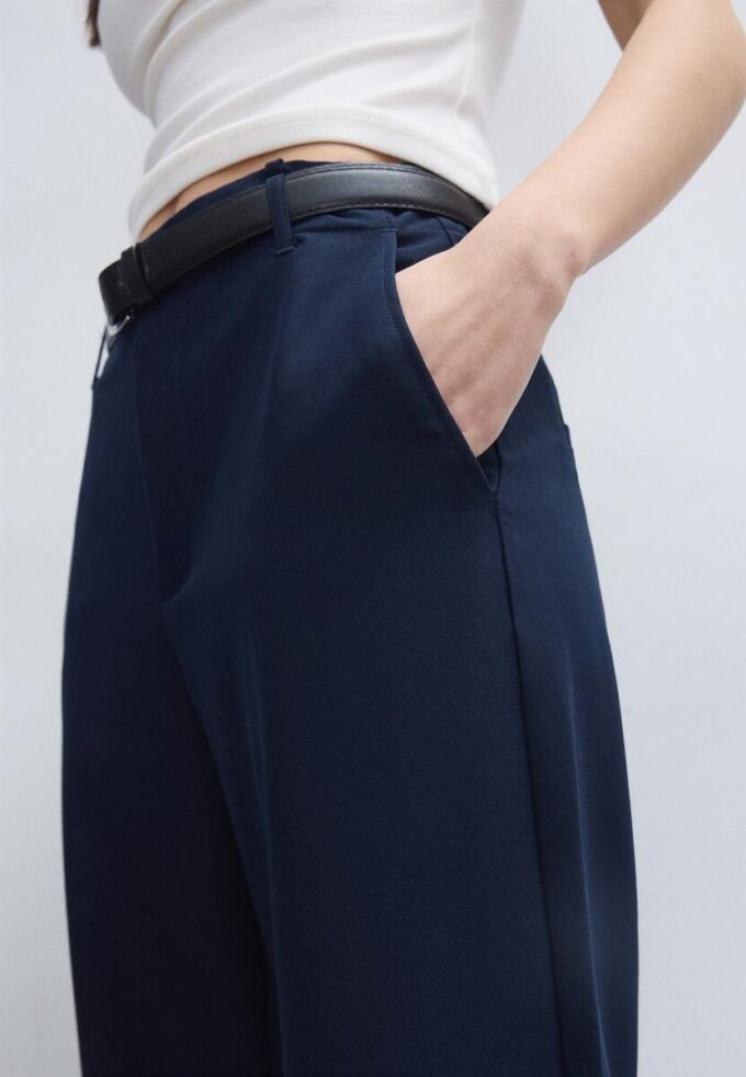 Volné elegantní kalhoty s rovnými nohavicemi a páskem Volné elegantní kalhoty s rovnými nohavicemi a páskem