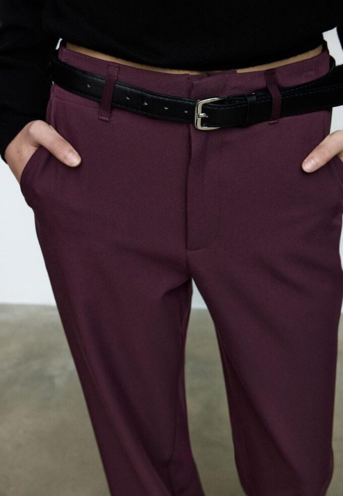 Volné elegantní kalhoty s rovnými nohavicemi a páskem Volné elegantní kalhoty s rovnými nohavicemi a páskem