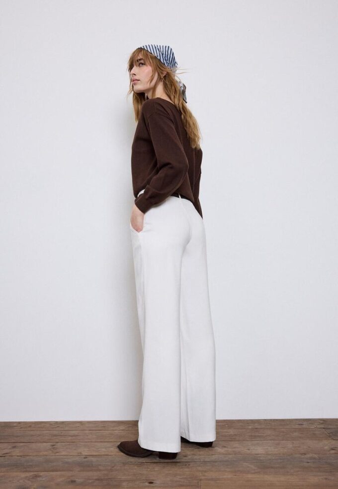 Volné elegantní kalhoty s rovnými nohavicemi a páskem Volné elegantní kalhoty s rovnými nohavicemi a páskem