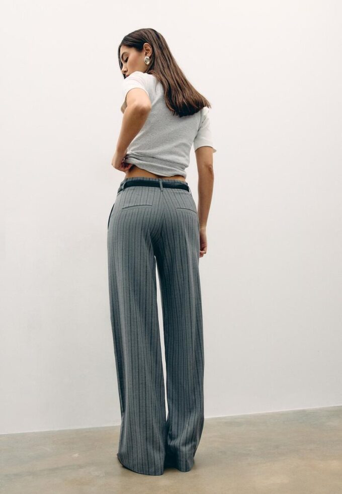 Volné elegantní kalhoty s rovnými nohavicemi a páskem Volné elegantní kalhoty s rovnými nohavicemi a páskem