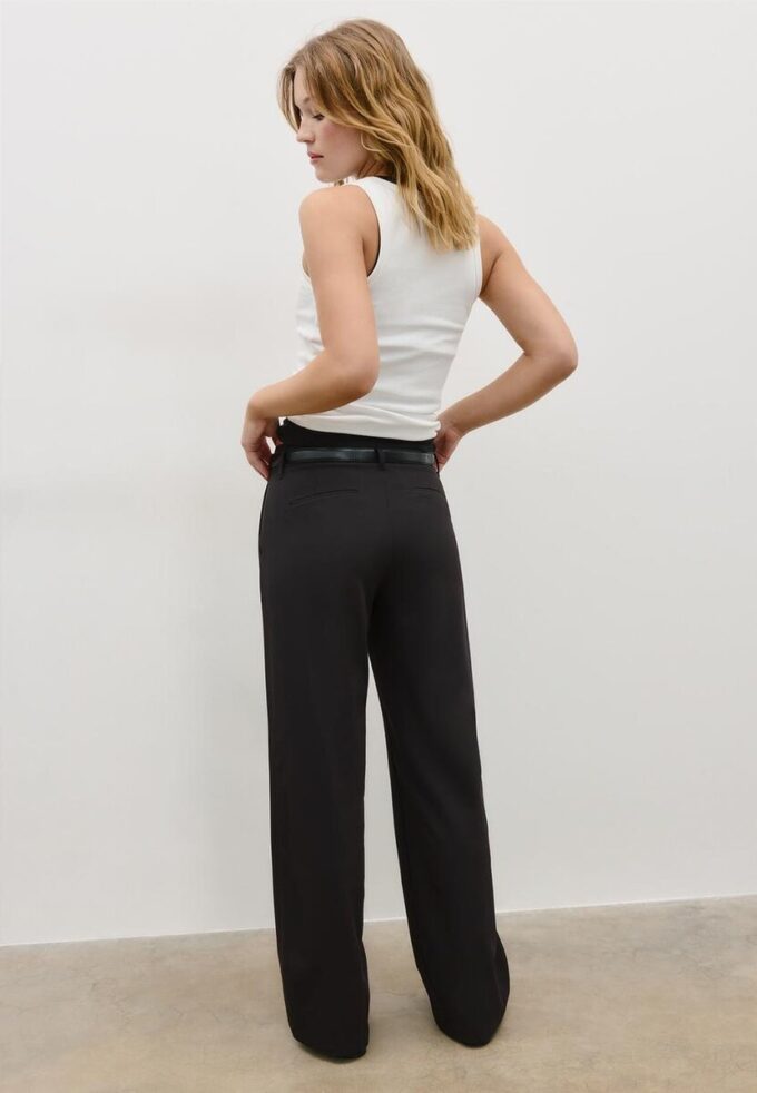 Volné elegantní kalhoty s rovnými nohavicemi a páskem Volné elegantní kalhoty s rovnými nohavicemi a páskem