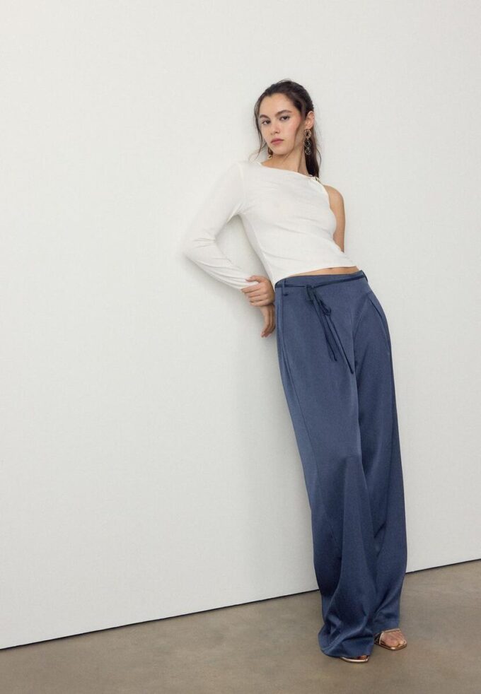 Volné kalhoty s efektem zmačkání a vázáním Volné kalhoty s efektem zmačkání a vázáním