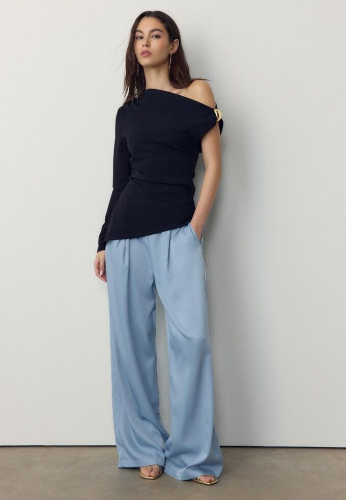 Volné kalhoty s efektem zmačkání a vázáním Volné kalhoty s efektem zmačkání a vázáním