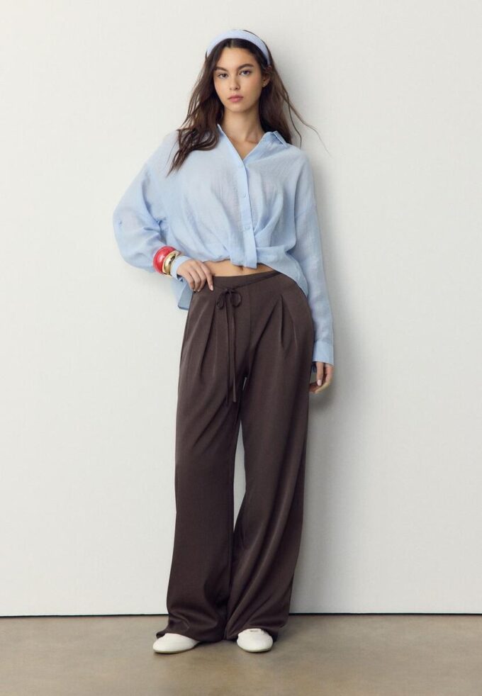 Volné kalhoty s efektem zmačkání a vázáním Volné kalhoty s efektem zmačkání a vázáním