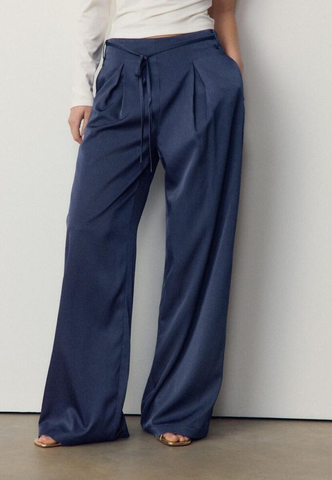 Volné kalhoty s efektem zmačkání a vázáním Volné kalhoty s efektem zmačkání a vázáním