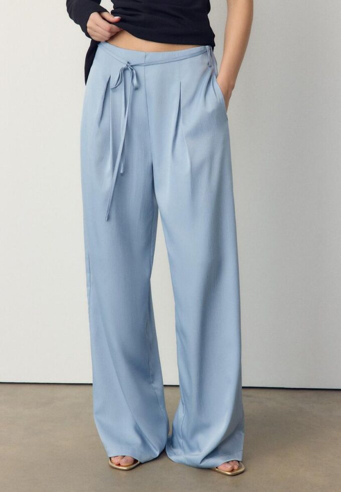 Volné kalhoty s efektem zmačkání a vázáním Volné kalhoty s efektem zmačkání a vázáním