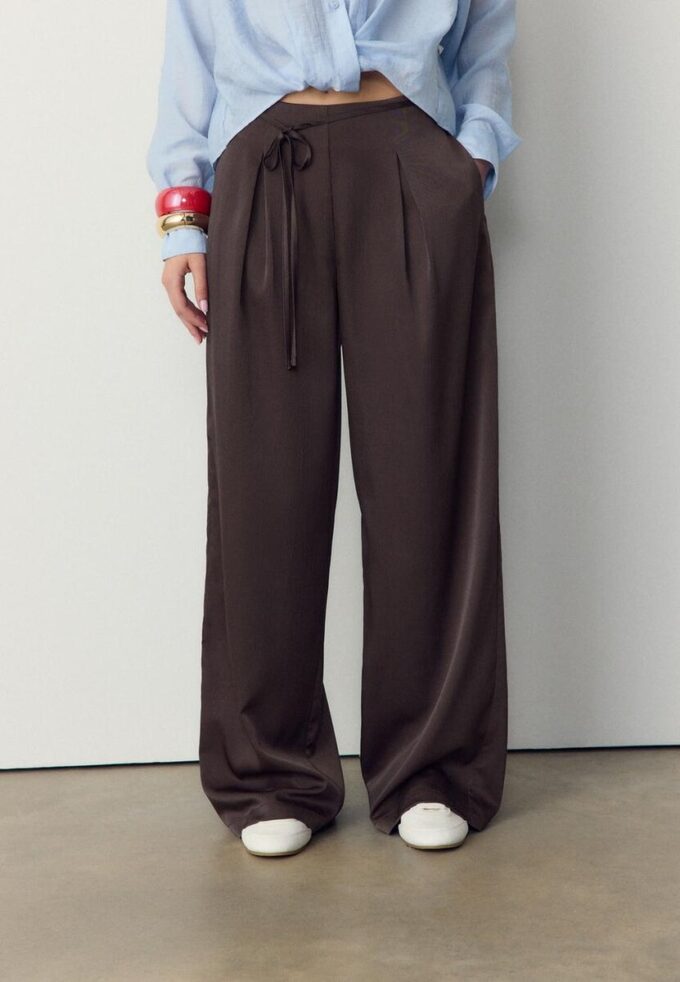 Volné kalhoty s efektem zmačkání a vázáním Volné kalhoty s efektem zmačkání a vázáním