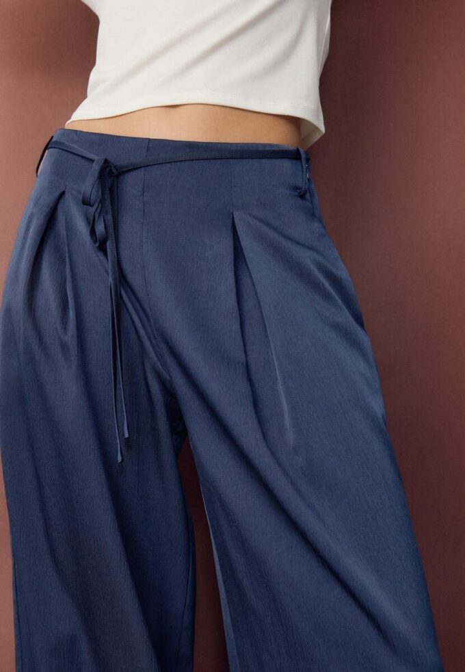 Volné kalhoty s efektem zmačkání a vázáním Volné kalhoty s efektem zmačkání a vázáním