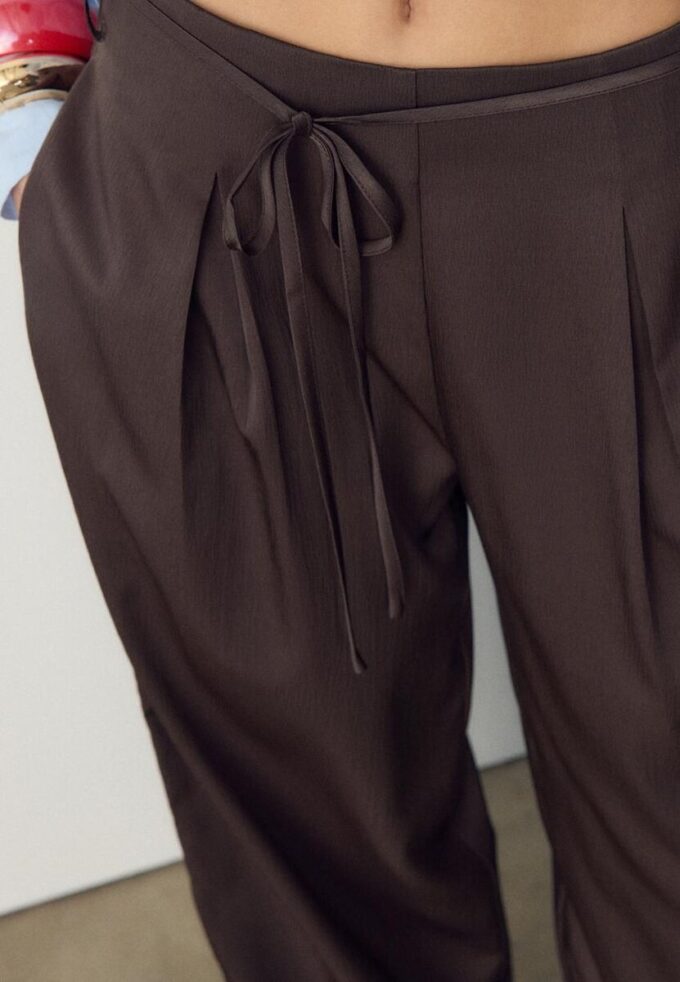 Volné kalhoty s efektem zmačkání a vázáním Volné kalhoty s efektem zmačkání a vázáním