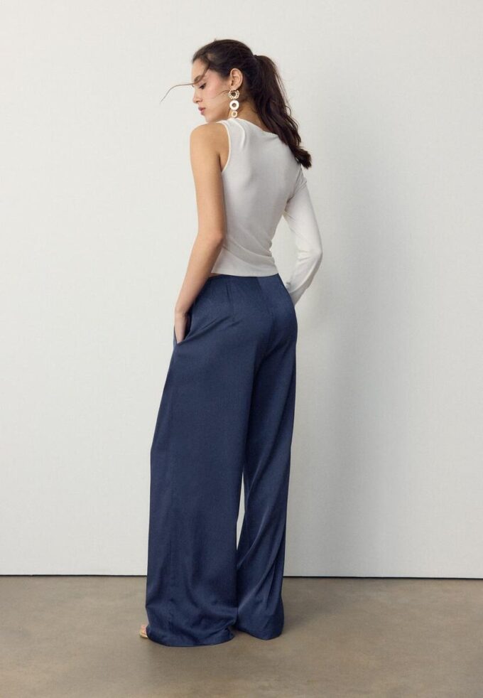 Volné kalhoty s efektem zmačkání a vázáním Volné kalhoty s efektem zmačkání a vázáním