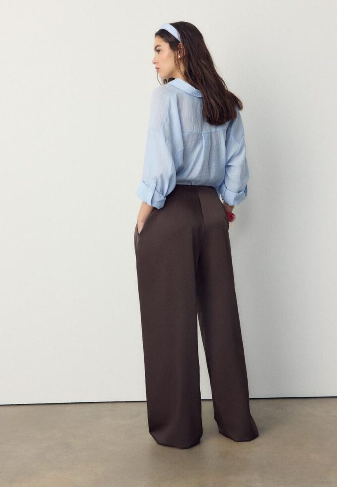 Volné kalhoty s efektem zmačkání a vázáním Volné kalhoty s efektem zmačkání a vázáním